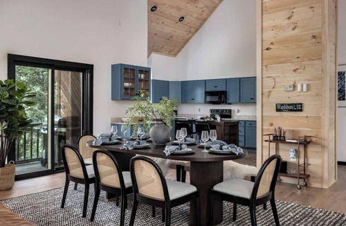 Wardsboro House | Cedar Hill Lodge | 10 Min to Mt Snow w/Hot Tub