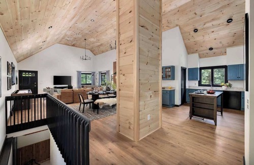 Wardsboro House | Cedar Hill Lodge | 10 Min to Mt Snow w/Hot Tub