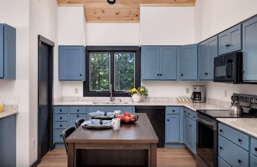 Wardsboro House | Cedar Hill Lodge | 10 Min to Mt Snow w/Hot Tub