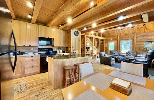 Boothbay Cabin | Cedar Lodge - Upscale Cabin on Knickerbocker Lake!