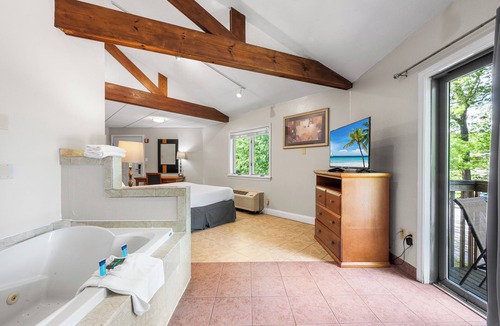 North Stonington Hotel | Cedar Park Whirlpool Suites