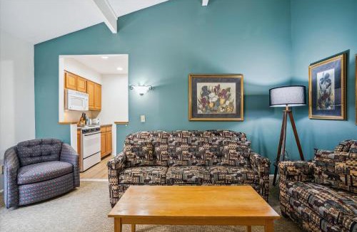 West Bridgewater Hotel | Cedarbrook Deluxe Two Bedroom Suite with outdoor heated pool 19110
