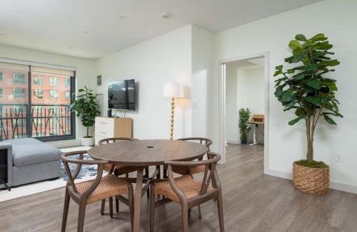 West Fens Apartment | Central 2BR Den Fenway Walk to BU Longwood Red Sox