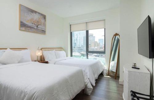 West Fens Apartment | Central 2BR Den Fenway Walk to BU Longwood Red Sox