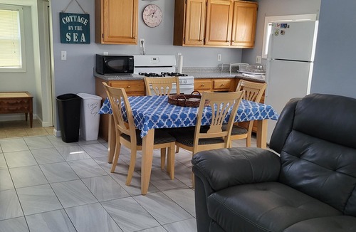 Hampton Cottage | Central AC, child safe fenced in yard, 3 minutes to the beach. NO CLEANING FEE