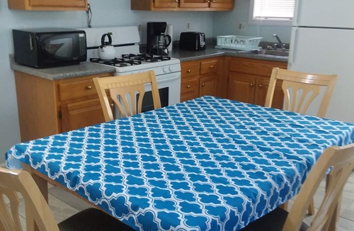 Hampton Cottage | Central AC, child safe fenced in yard, 3 minutes to the beach. NO CLEANING FEE