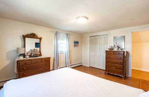 Eastward Look Cottage | Central Air Conditioning Neat And Clean Beach Cottage Walk To Scarborough Beach