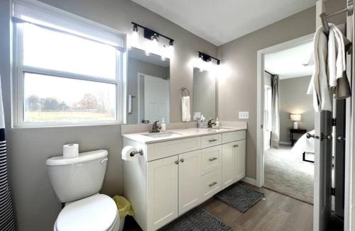 Cedar Falls Apartment | Central Cedar Falls Townhome - King Beds!