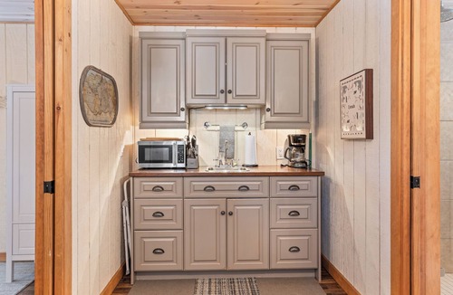 Huntsville Cottage | Central & Charming Huntsville Cottage Retreat- Fire Pit, WiFi, Forest Views!