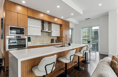Downtown Toronto Apartment | Central CN Tower View | 3bed 3 bath | 6 Guest | Pool | Gym | Parking