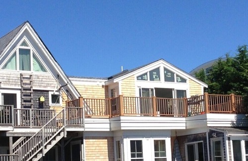 Commercial Street Condo | Central Commercial St Condo w/Water Views + Direct Parking