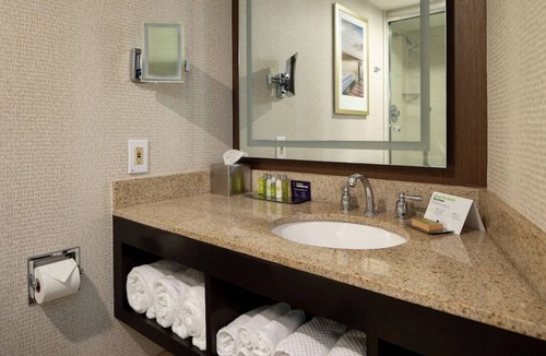 South Portland Hotel | Central Location: Free Airport Shuttle and Free Parking | Indoor Swimming Pool