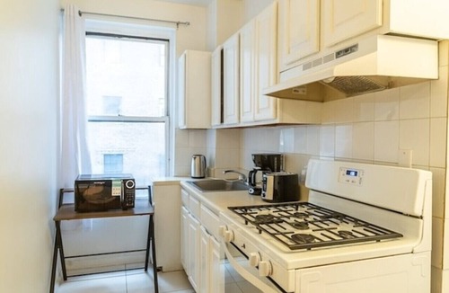 Midtown Apartment | Central Midtown Manhattan 3-Bedroom Apartment!