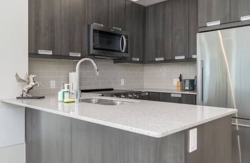 Central Waterfront Apartment | Central Toronto 2BR Retreat with Wi-Fi and Fitness Room