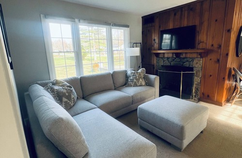 South Russell House | Chagrin Falls light filled 2 bed 1 bath in the Village