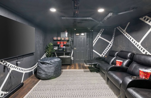 West Dover Ski Chalet | Chalet 1mi to Mount Snow with cinema and hot tub
