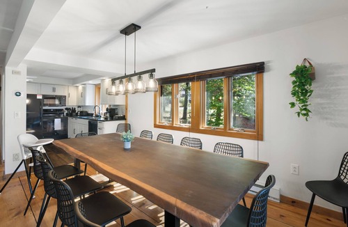 West Dover Ski Chalet | Chalet 1mi to Mount Snow with cinema and hot tub