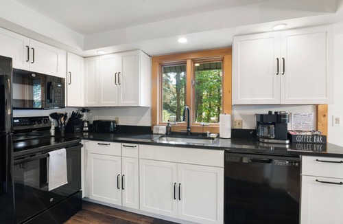 West Dover Ski Chalet | Chalet 1mi to Mount Snow with cinema and hot tub