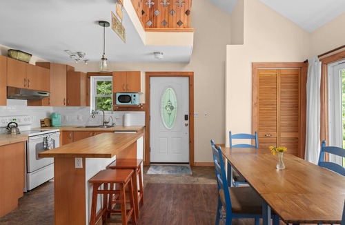 Jeffersonville Ski Chalet | Chalet 3 Min to Smuggs | Fire Pit | Dog-Friendly