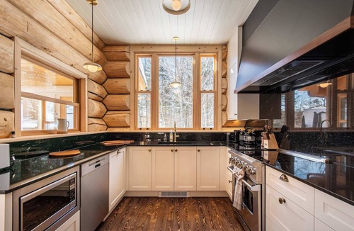 Fiddler Lake Resort Ski Chalet | Chalet Black Eagle on Fiddler Lake with Hot Tub and Sauna