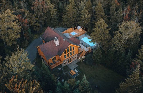 Fiddler Lake Resort Ski Chalet | Chalet Blue Jay at Fiddler Lake with hot tub, sauna, and private pool.