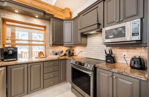 Fiddler Lake Resort Ski Chalet | Chalet Golden Bear at Fiddler Lake with spa, sauna, and private pool