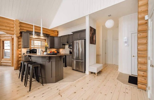 Fiddler Lake Resort Ski Chalet | Chalet Golden Bear at Fiddler Lake with spa, sauna, and private pool