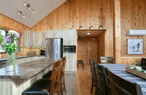 Wentworth-Nord Cottage | Chalet L'Hirondelle/Blissful Bay Cozy lakeside cottage lake access private beach