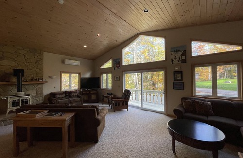 Jackson Ski Chalet | Chalet Minutes to North Conway, Story Land, Skiing, and Hiking; Private Hot Tub