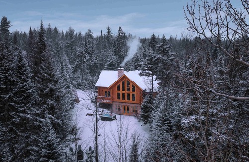 Fiddler Lake Resort Ski Chalet | Chalet Red Deer at Fiddler Lake with Spa, Sauna, and Private Pool