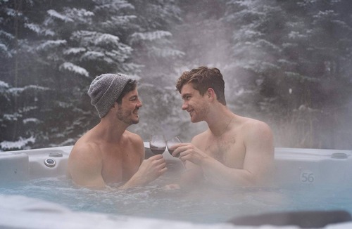 Fiddler Lake Resort Ski Chalet | Chalet Red Deer at Fiddler Lake with Spa, Sauna, and Private Pool