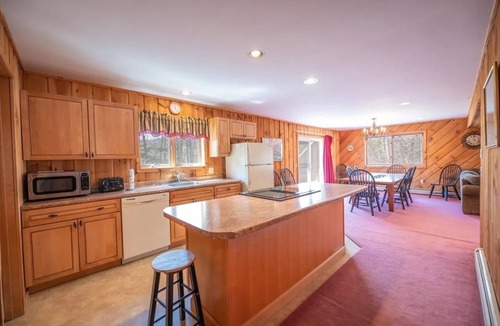 West Dover Ski Chalet | Chalet With A/C, 5 minutes from golf and Mount Snow