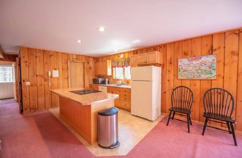 West Dover Ski Chalet | Chalet With A/C, 5 minutes from golf and Mount Snow