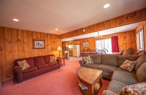 West Dover Ski Chalet | Chalet With A/C, 5 minutes from golf and Mount Snow