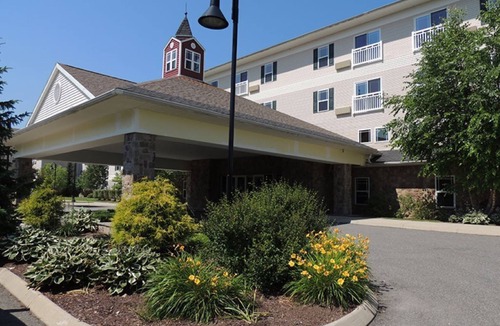 Pittsfield Resort | Charming 1 Bedroom - 4 Star Resort w/heated pool, gym, wi-fi, lot's more!