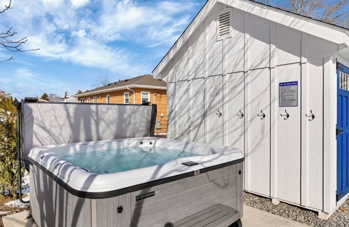 Westbrook Center Apartment | Charming 1-bedroom apartment with AC, 3 minute walk to beach, and new hot tub
