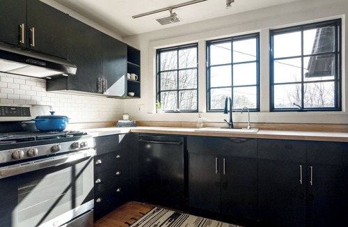 Woodstock Cottage | Charming 1-bedroom cottage in Woodstock with AC, WiFi min Monthly Rental
