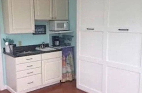York Beach Cottage | Charming 1-bedroom cottage in York perfect for a relaxing getaway.