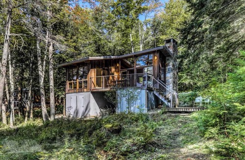 Edgecomb House | Charming 1-bedroom Lily Pad in Edgecomb, ME, with waterfront views and outdoor grill.