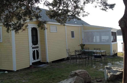 West Dennis House | Charming 1 Bedroom Cottage on the Water!