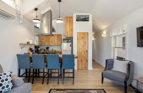 Old Orchard Beach Cabin | Charming 2-Bedroom Cottage in Peaceful Old Orchard Beach with WiFi, AC