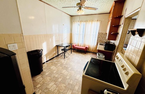 Niagara Falls House | Charming 2-bedroom house with AC near Niagara Falls can sleep upto 8