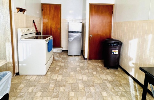 Niagara Falls House | Charming 2-bedroom house with AC near Niagara Falls can sleep upto 8