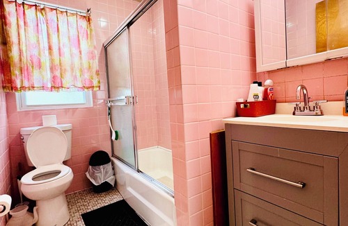 Niagara Falls House | Charming 2-bedroom house with AC near Niagara Falls can sleep upto 8