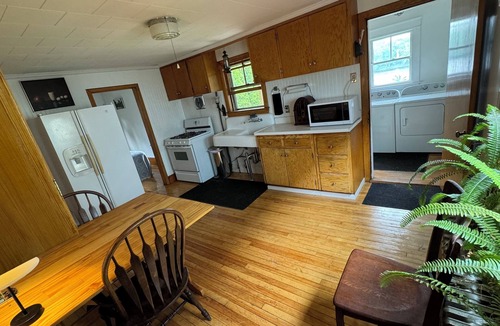 Auburn Apartment | Charming 2-bedroom 1930's apartment waterfront.