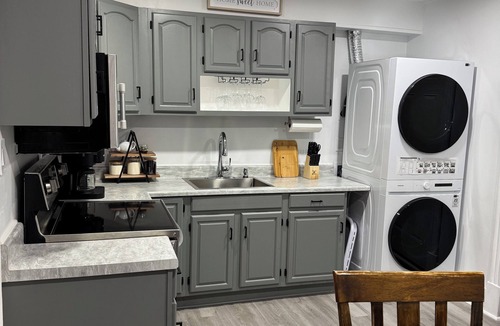 New London Apartment | Charming 2-bedroom apartment with WiFi, AC in wonderful New London