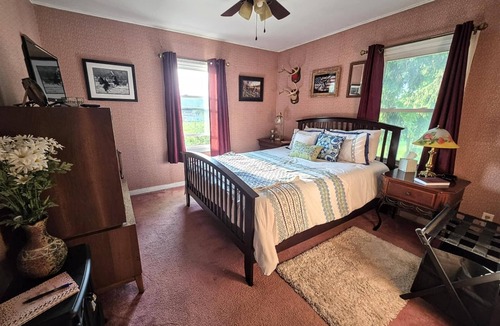 Cayuga Bed & Breakfast | Charming 2-bedroom bed & breakfast in peaceful Cayuga with WiFi, AC