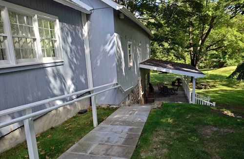 New Canaan Cottage | Charming 2 Bedroom Cottage in Peaceful New Canaan - Pet Friendly!