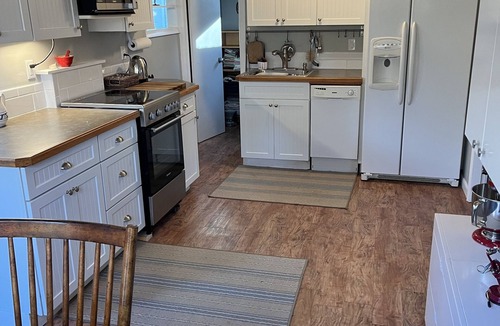 Jamestown Cottage | Charming 2 bedroom cottage - walk to beach