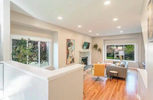 East Avenue Condo | Charming 2-bedroom condo with AC and WiFi in Rochester
